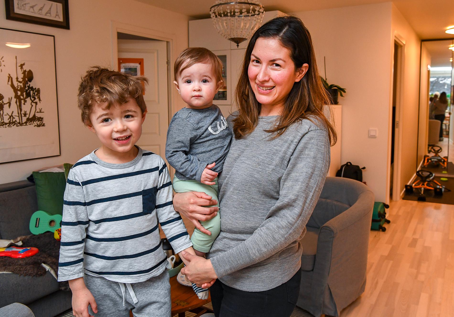 Wuendy Cardenas hoppas snart kunna åka till hemlandet Venezuela tillsammans med barnen Iker Håkansson, fyra år, och Luana Håkansson, snart ett år.