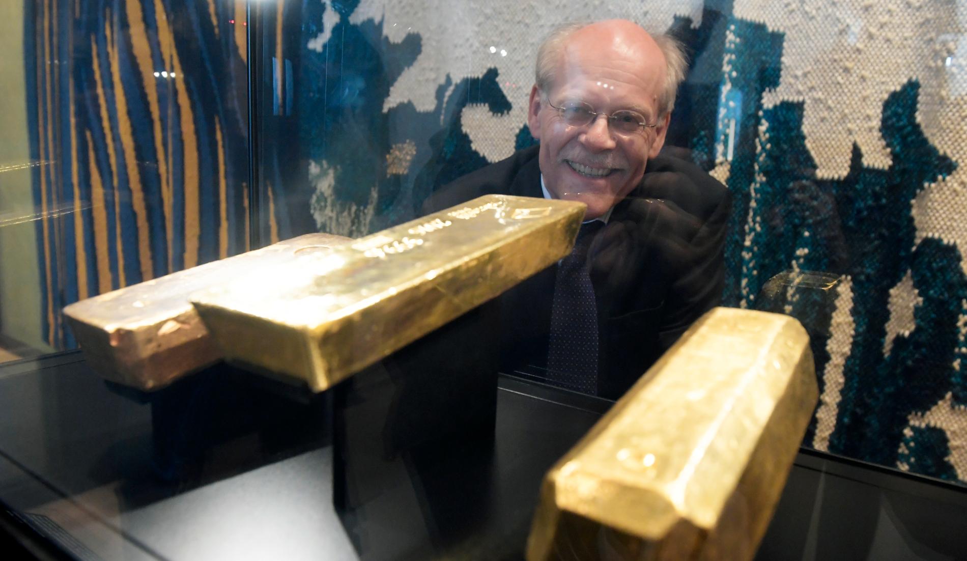 Förre riksbankschefen Stefan Ingves med guldtackor från Sveriges guldreserv.