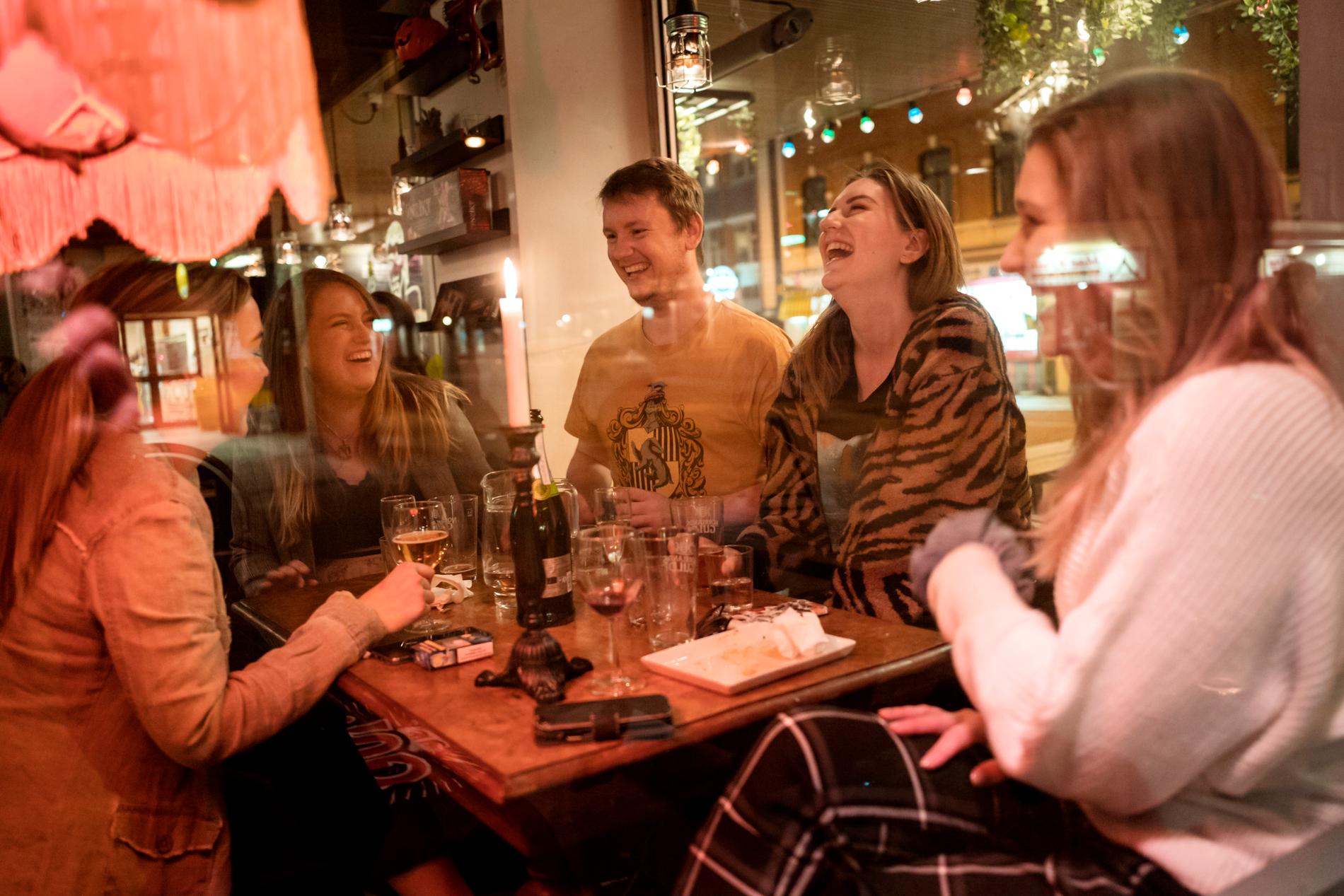 Johanna, Alexander, Lovisa och Dominika är ute på Bar Solo på Andra Långgatan, ett av Göteborgs bar-tätaste områden. De berättar att krogkvällen var planerad sen tidigare, och att de vill stötta sina lokala ställen i de tuffa tiderna. 