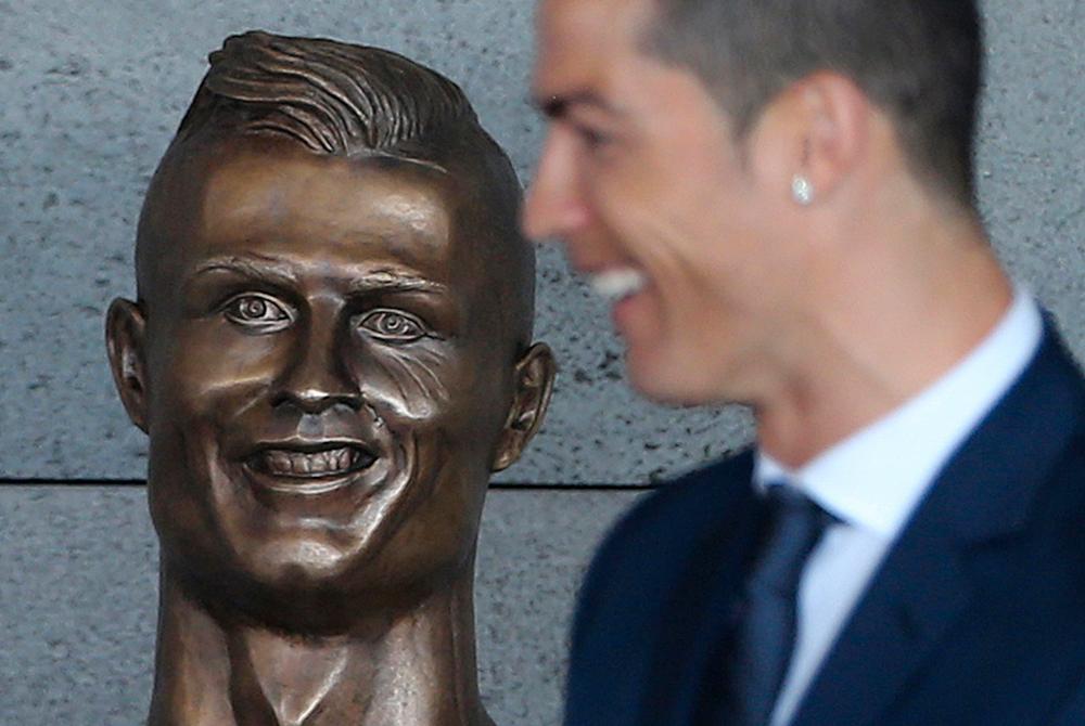 Ronaldos staty vid flygplatsen på Madeira.