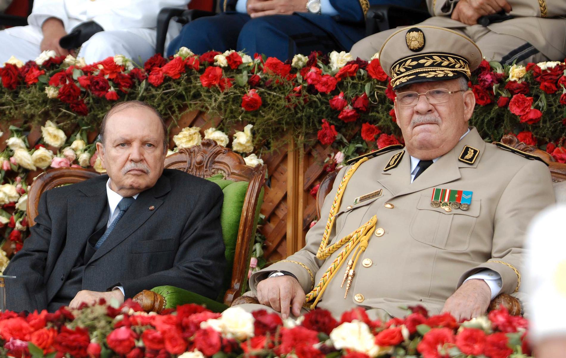 Expresident Abdelaziz Bouteflika på en bild från 2012 med arméchefen Ahmad Gaïd Salah.