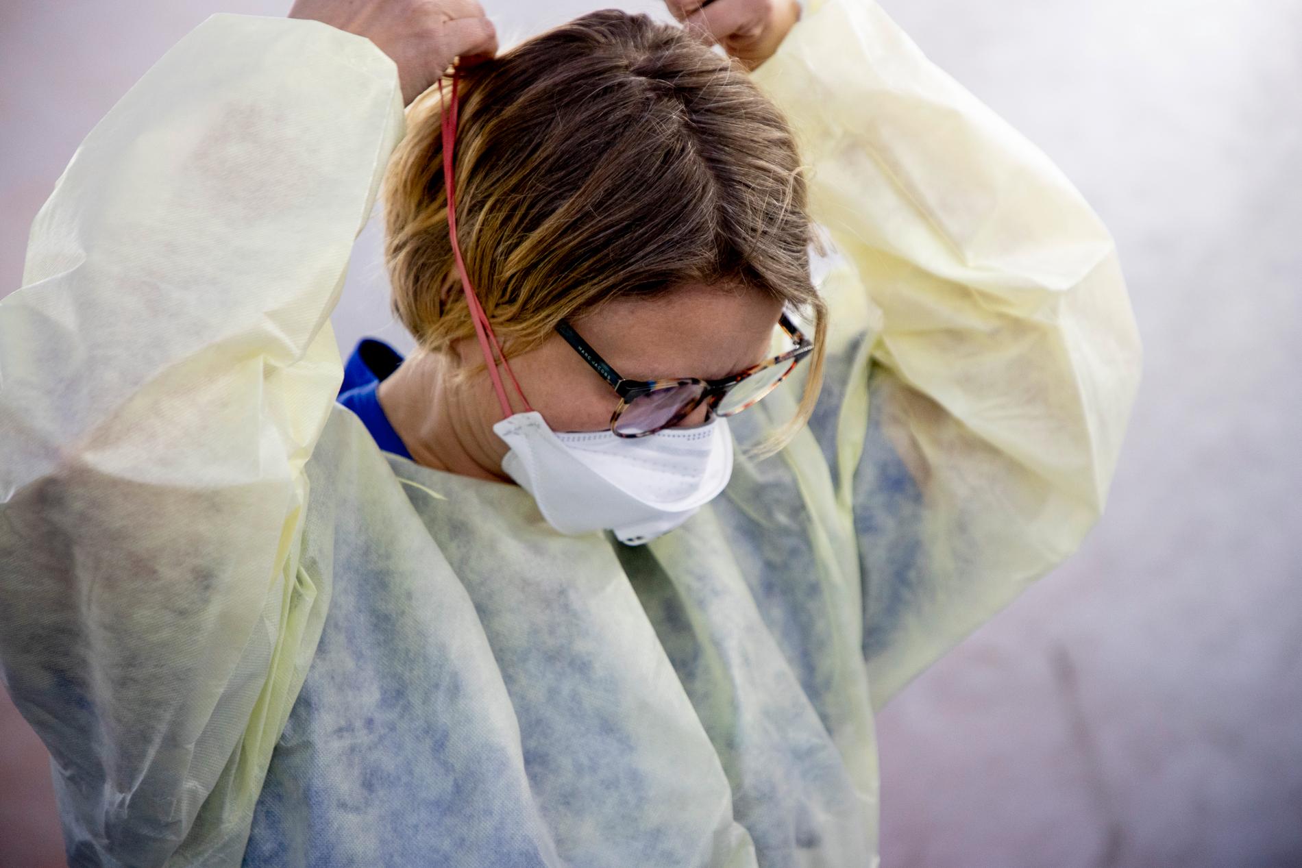 Helena Gisslén, sektionsledare, visar hur det går till vid provtagning för coronaviruset i tältet utanför infektionskliniken Östra sjukhuset Sahlgrenska.