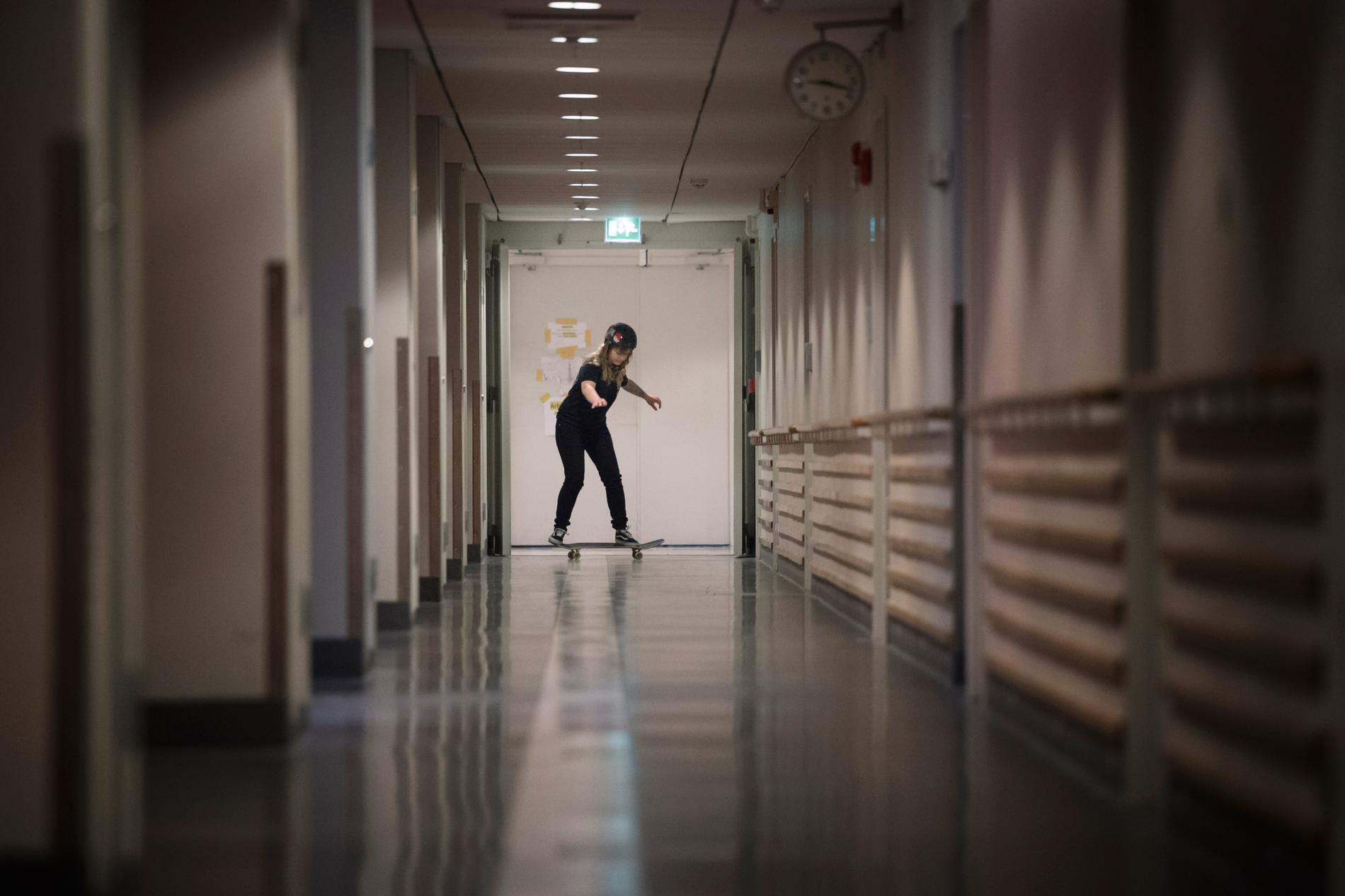 Malin åker skateboard i sjukhuset korridorer, på ordination av sjukgymnasterna.