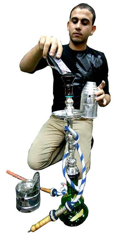Mustafa Mohammad, 25 år, visar hur man hanterar vattenpipa.