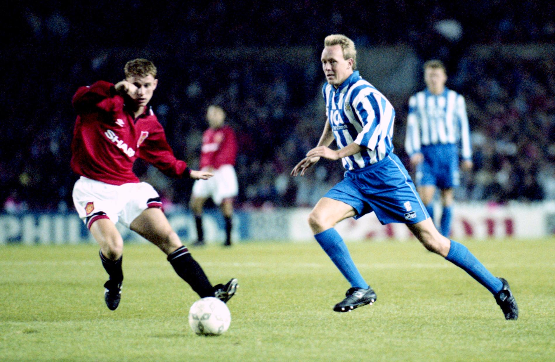 Lindqvist var del i det klassiska Blåvittlag som spelade Champions league på 90-talet. Här mot Manchester United.