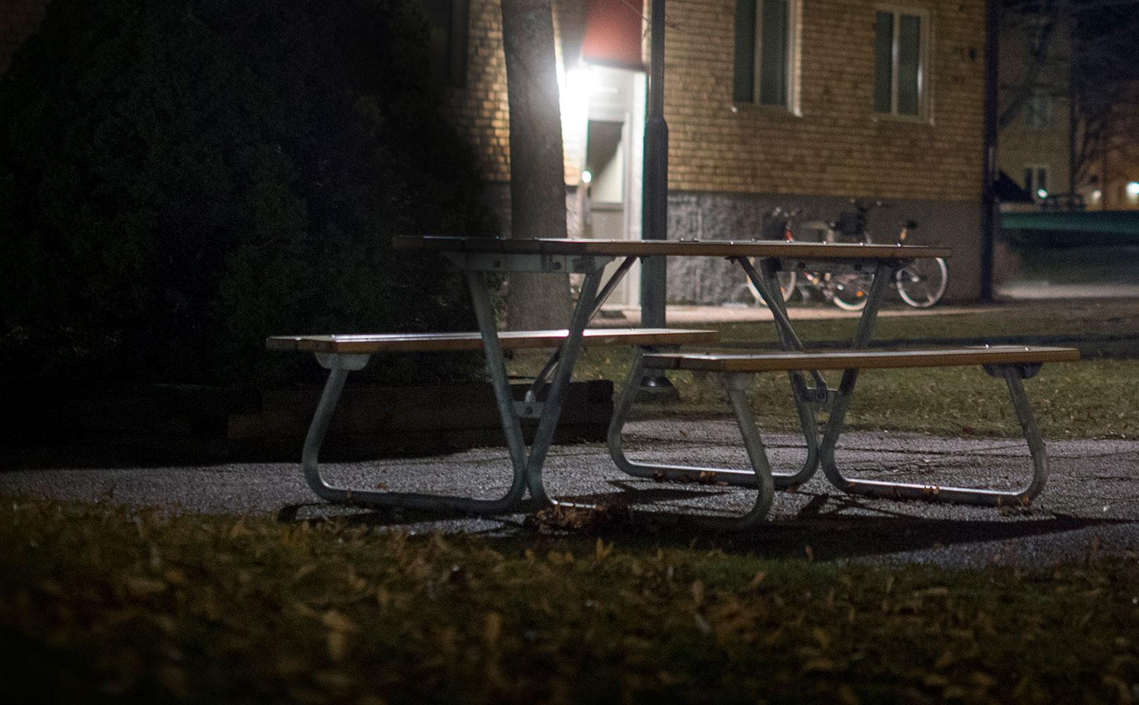 27-åringen bjöd upp 13-åringen till sin lägenhet när hon satt på en bänk i närheten av hans hem.
