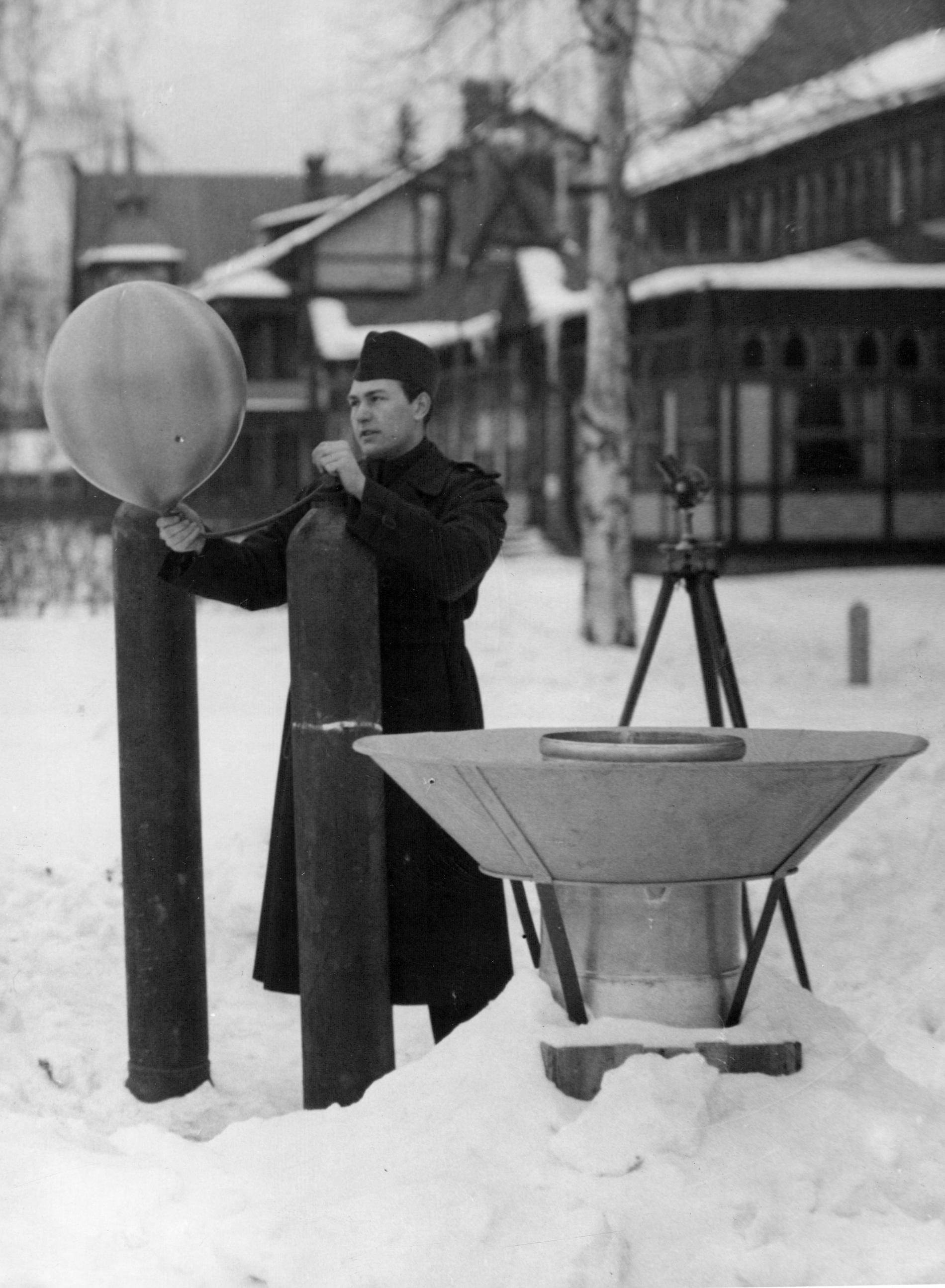 Väderballong släpps vid flygets väderlekstjänst i Rättvik 1935. Arkivbild.