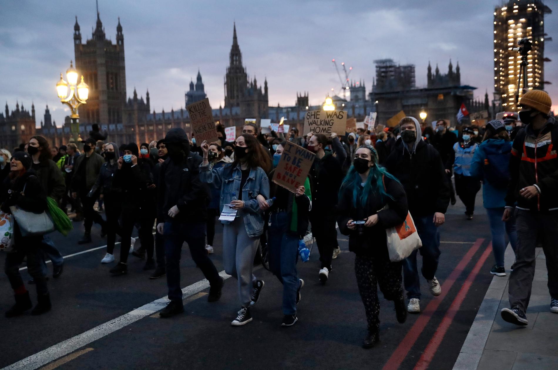 Demonstranter marscherar på Westminsterbron utanför parlamentet i London. 