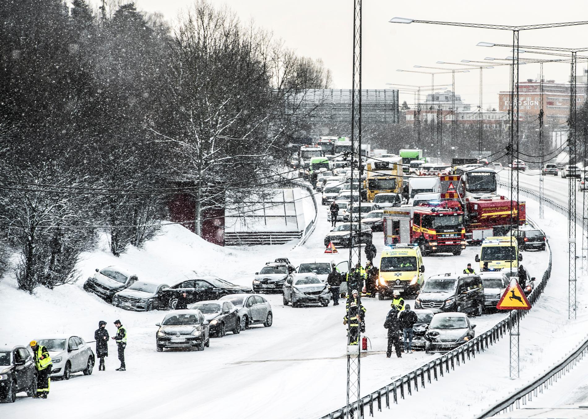 Trafikolycka vid Häggvik den 26 februari med ett tjugotal bilar inblandade.