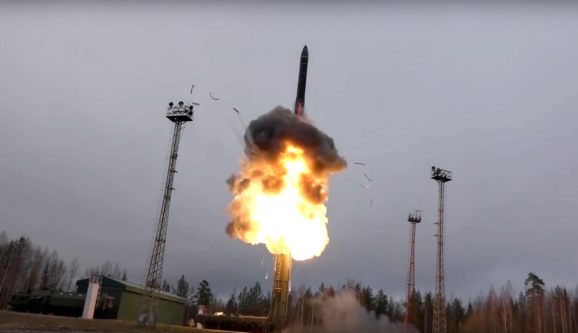 Ryssland provskjuter en interkontinental ballistisk robot. 