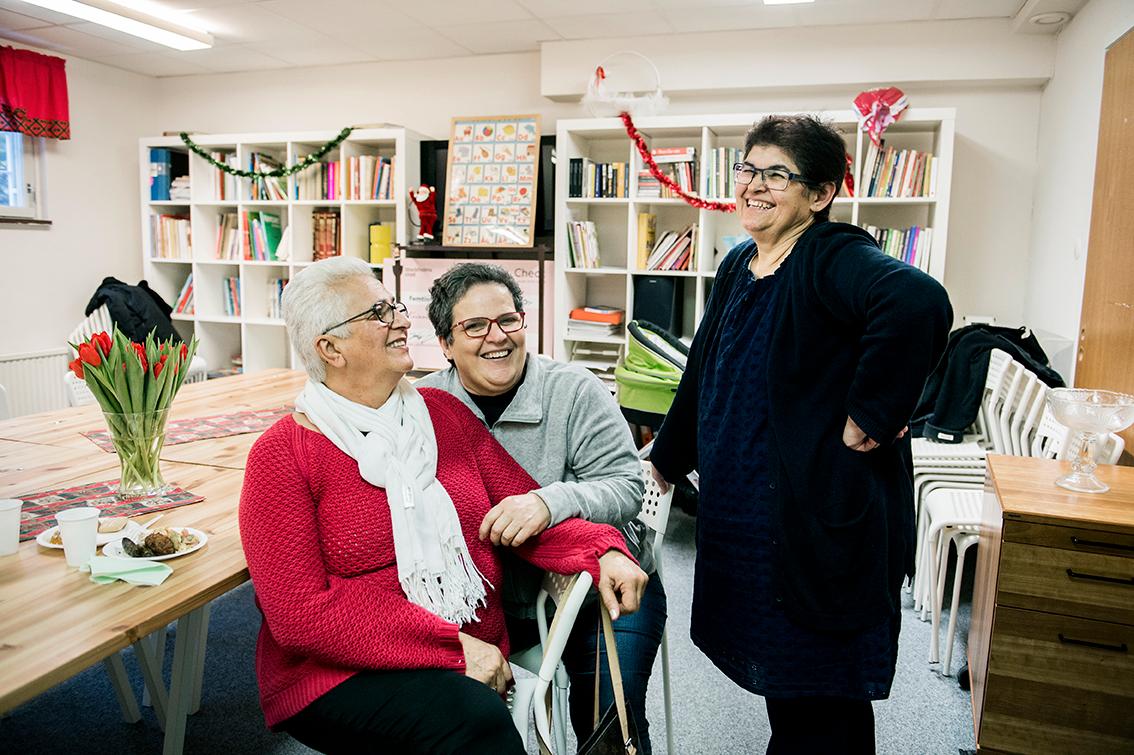 Serife Kangärde, Nursen Okan och Hatice Akalinli är några av de kvinnor som fått en sammanhang på centret.