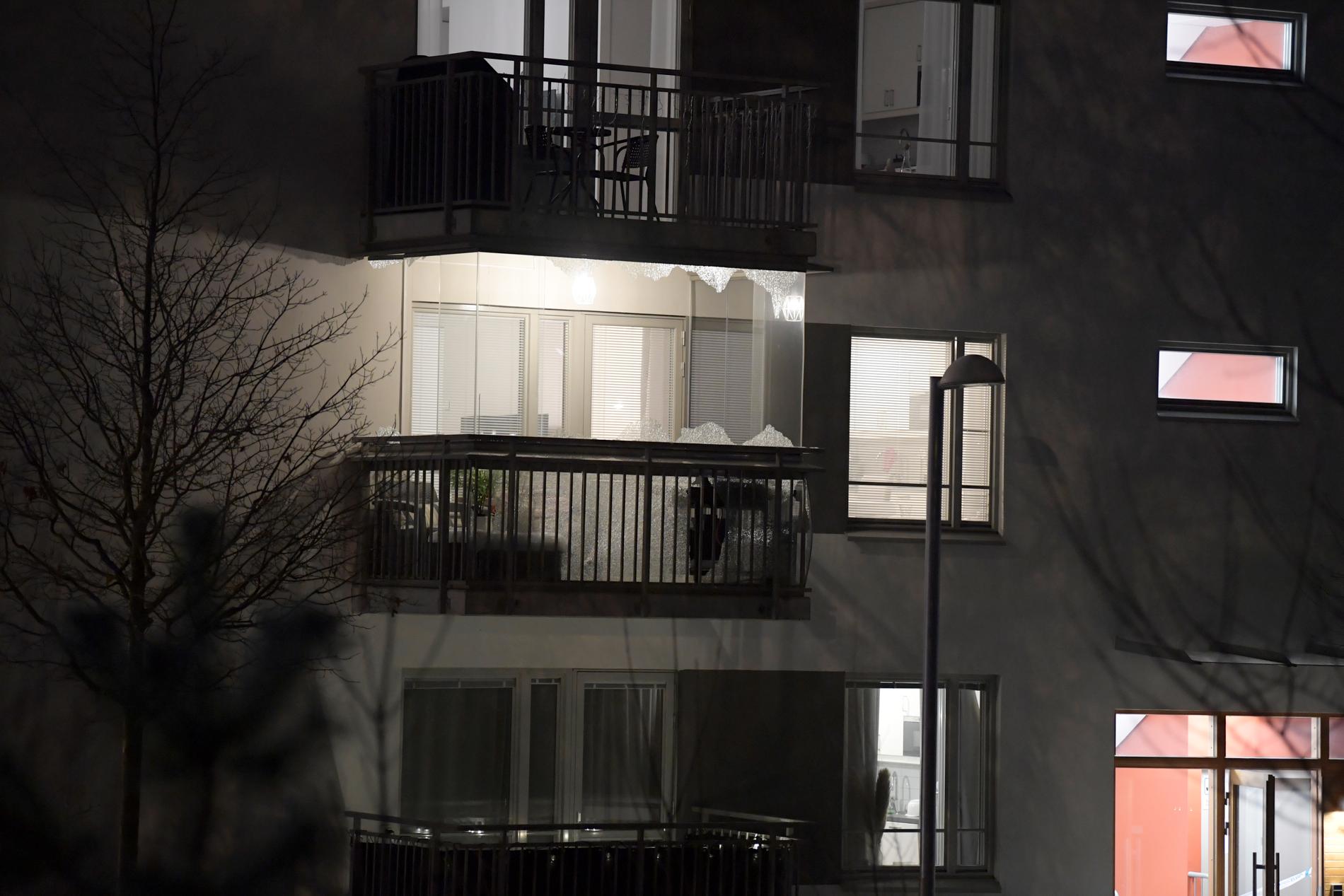 Polis och räddningstjänst ryckte ut till Kista i norra Stockholm efter larm om en explosion. Skador ses på en inglasad balkong till ett bostadshus.