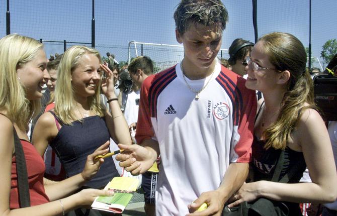 Under sin första träning med Ajax omringades svensken av massor av nyfikna fans. Här är det ett par tjejer som vill ha autografer.