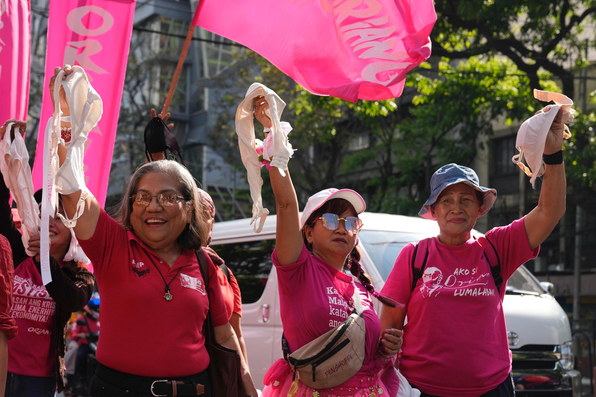 Filippinska kvinnoaktivister i Manila tar av sig sina bh:ar för att symbolisera att de slår sig fria från samhällets begränsningar.