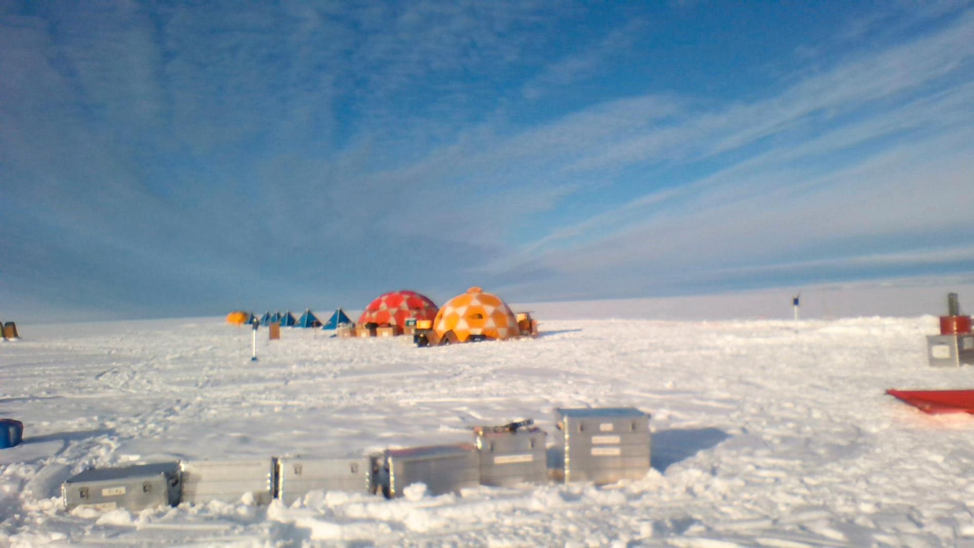 På Antarktis är det nu strax under nollgradigt. Normalt är det minus femtio. Bilden från den så kallade domedagsglaciären.