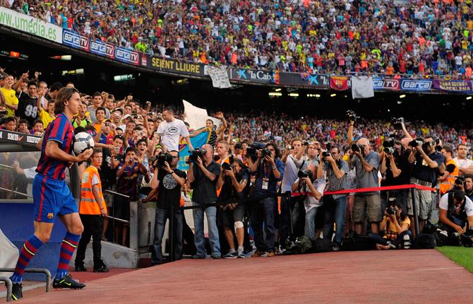 Zlatan presenteras för sin nya publik på Camp Nou 27 juli 2009. En mäktig syn.