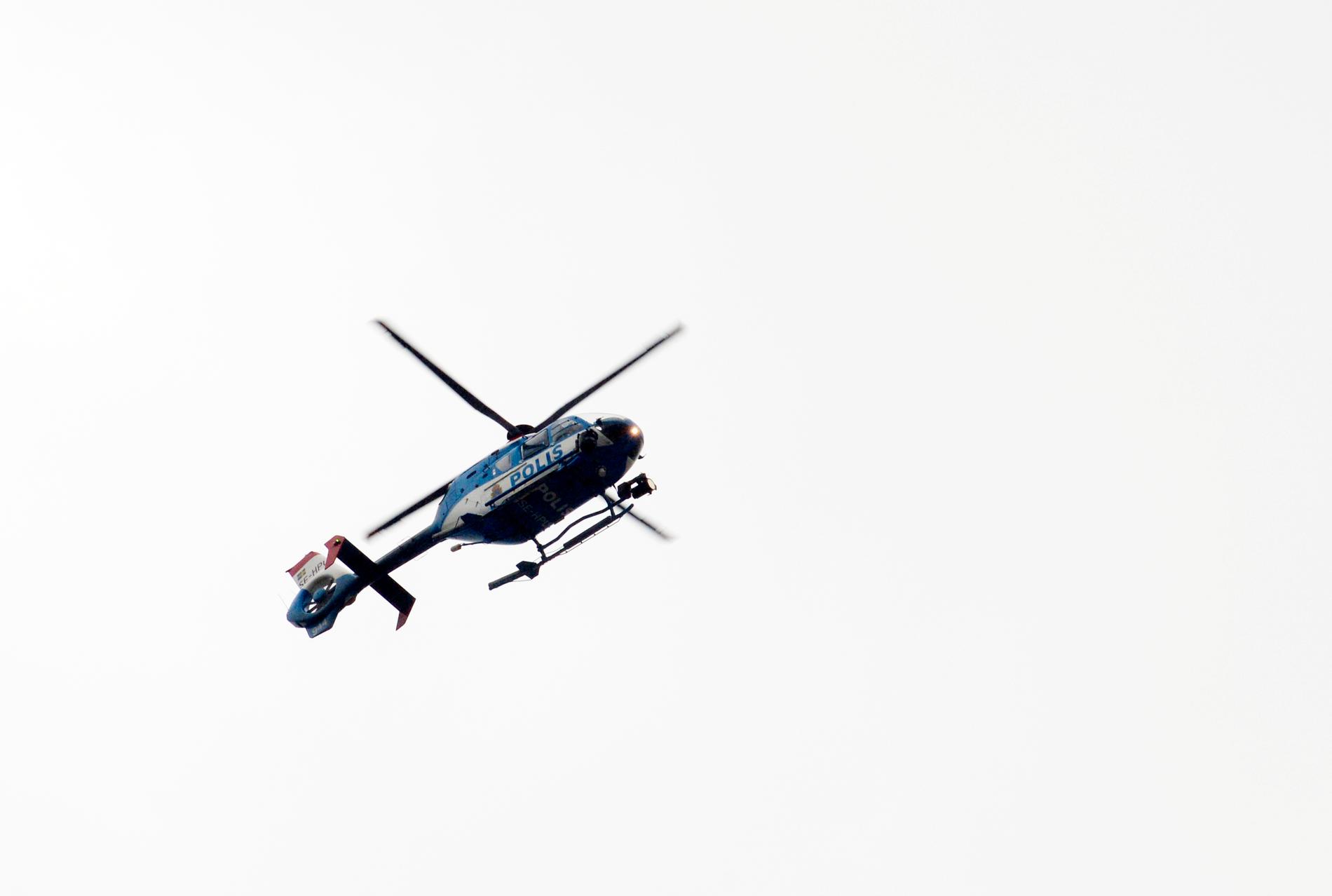 En polishelikopter deltar i sökandet efter de två männen.