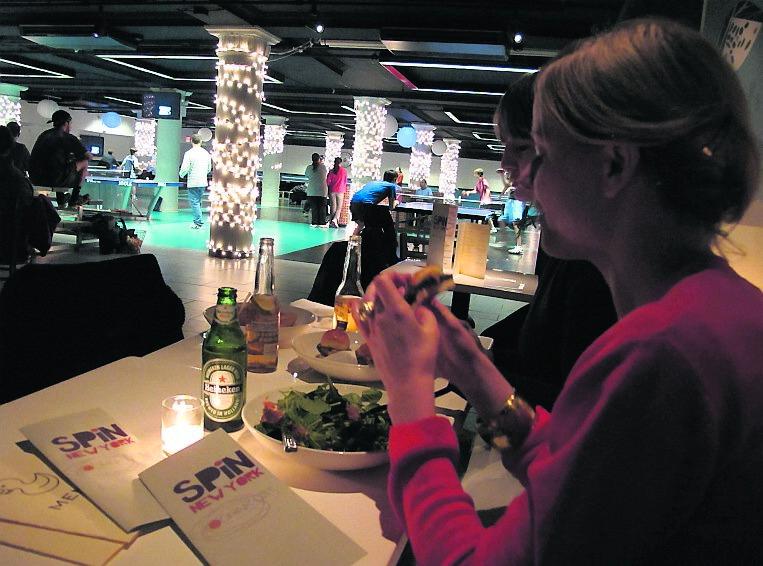 Lina Palmer och Anna Bernström från Stockholm har slagit sig ner i restaurangen på Spin.