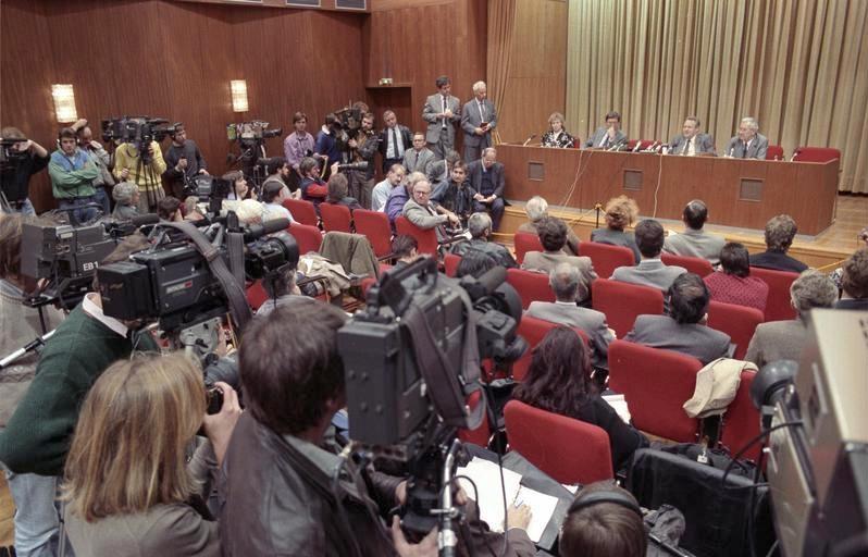 Bild från presskonferensen med Günter Schabowski den 9 november 1989.