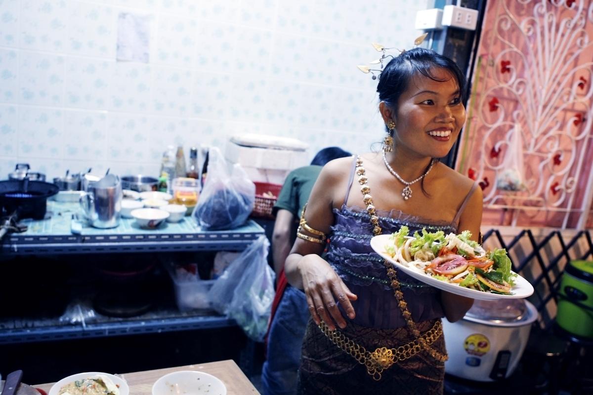 I år är det 20 år sedan May Kaidee, eller Sommay Jaijong som hon egentligen heter, kom till Bangkok och började jobba i sin farbrors restaurang. I dag driver hon fyra restauranger.