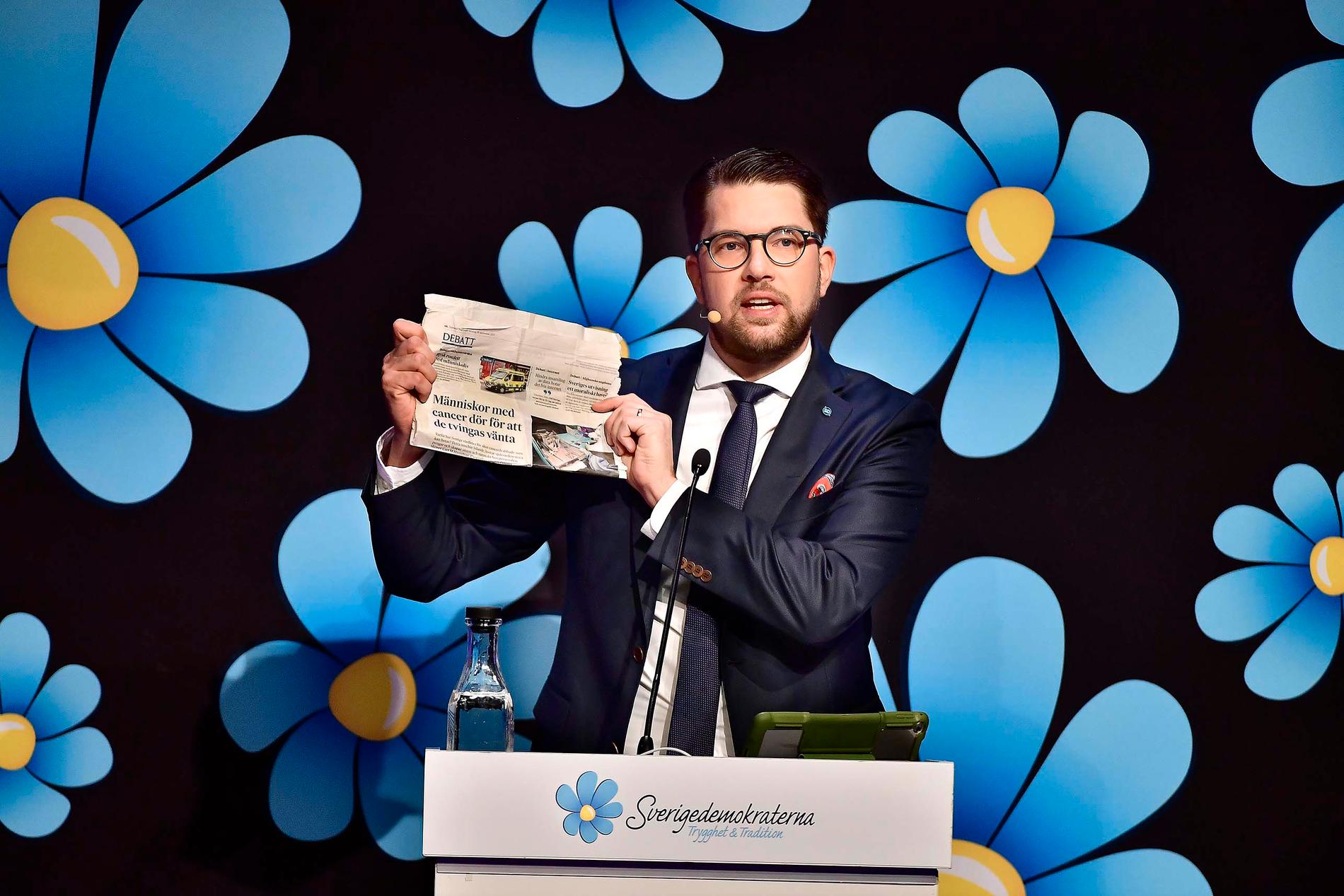 Sverigedemokraternas partiledaren Jimmie Åkesson håller stora tal inför partikamraterna.