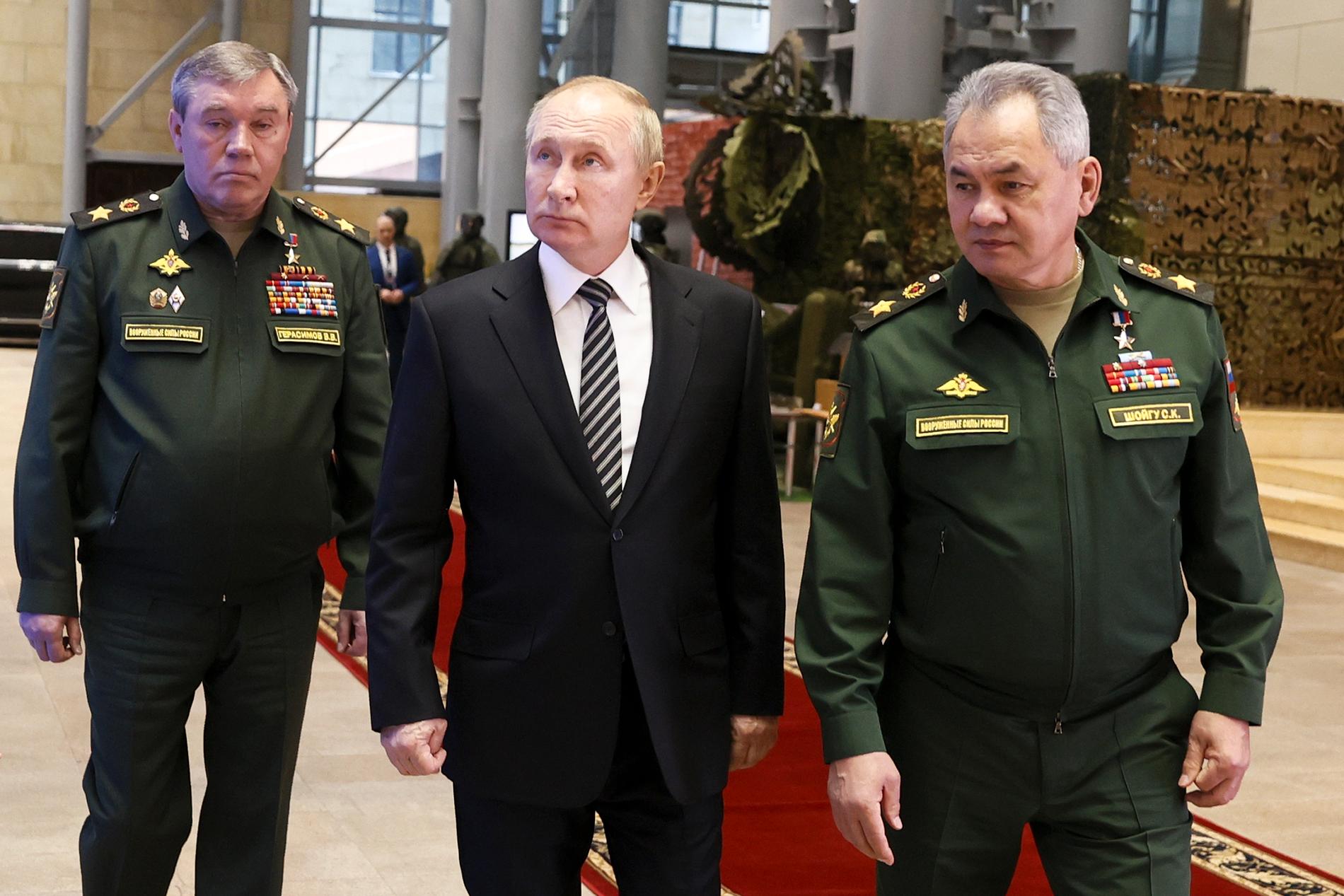 Rysslands generalstab Valery Gerasimov, Vladimir Putin,  och försvarsminister Sergei Shoigu. 