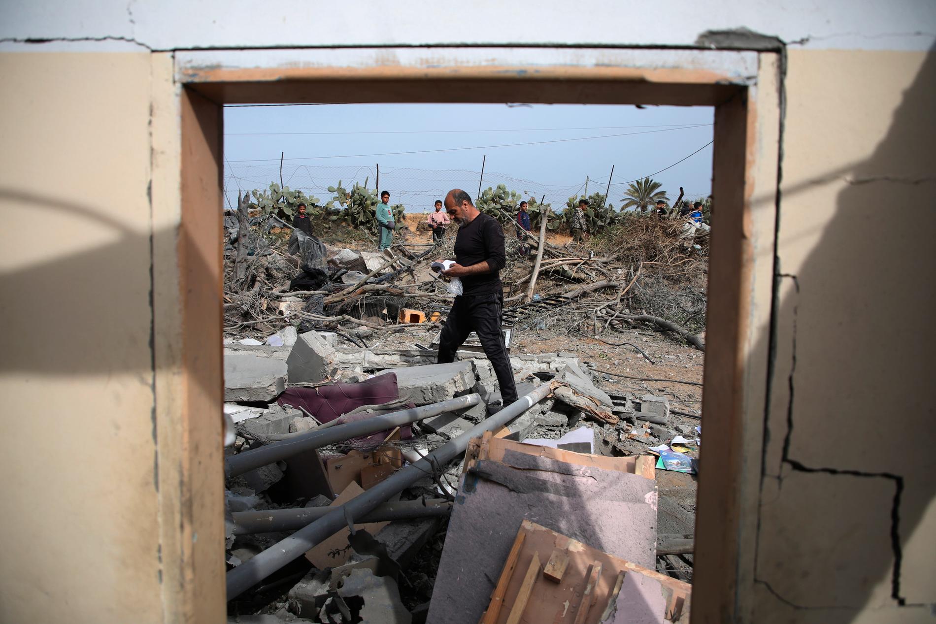 Ruinerna av en byggnad i Gaza som förstörts i israeliska attacker. Bild från den 29 mars.