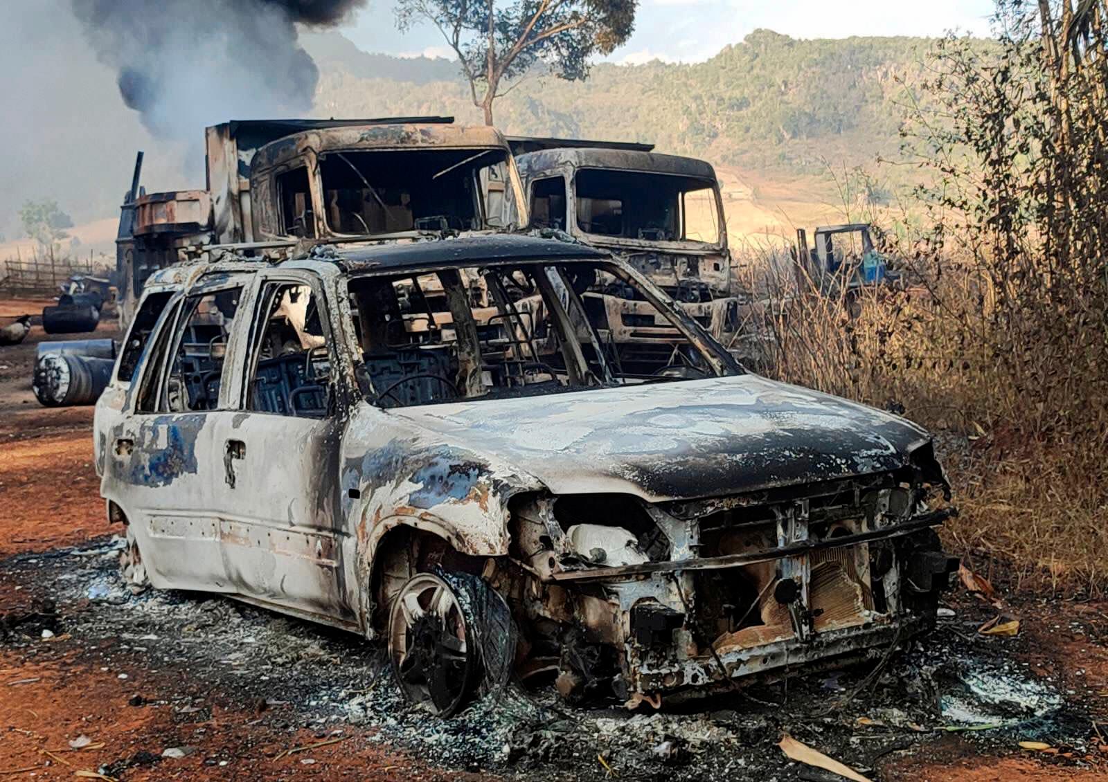 Rök stiger från de brinnande fordonen i Hpruso township i Kayah-staten i Myanmar. Fotot är taget av Karenni Nationalities Defense Force (KNDF). Enligt flera vittnen samlade Myanmars regeringstrupper in bybor i regionen, även kvinnor och barn, sköt ihjäl dem och satte eld på kropparna. Över 30 personer ska ha dödats enligt vittnena.