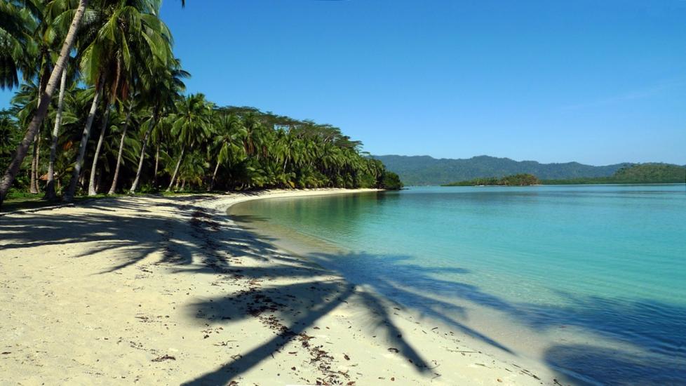 En spansk resebyrå erbjuder resor till avlägsna öar och platser i Indonesien, Filippinerna och Karibien där du kan testa på Robinsonlivet.