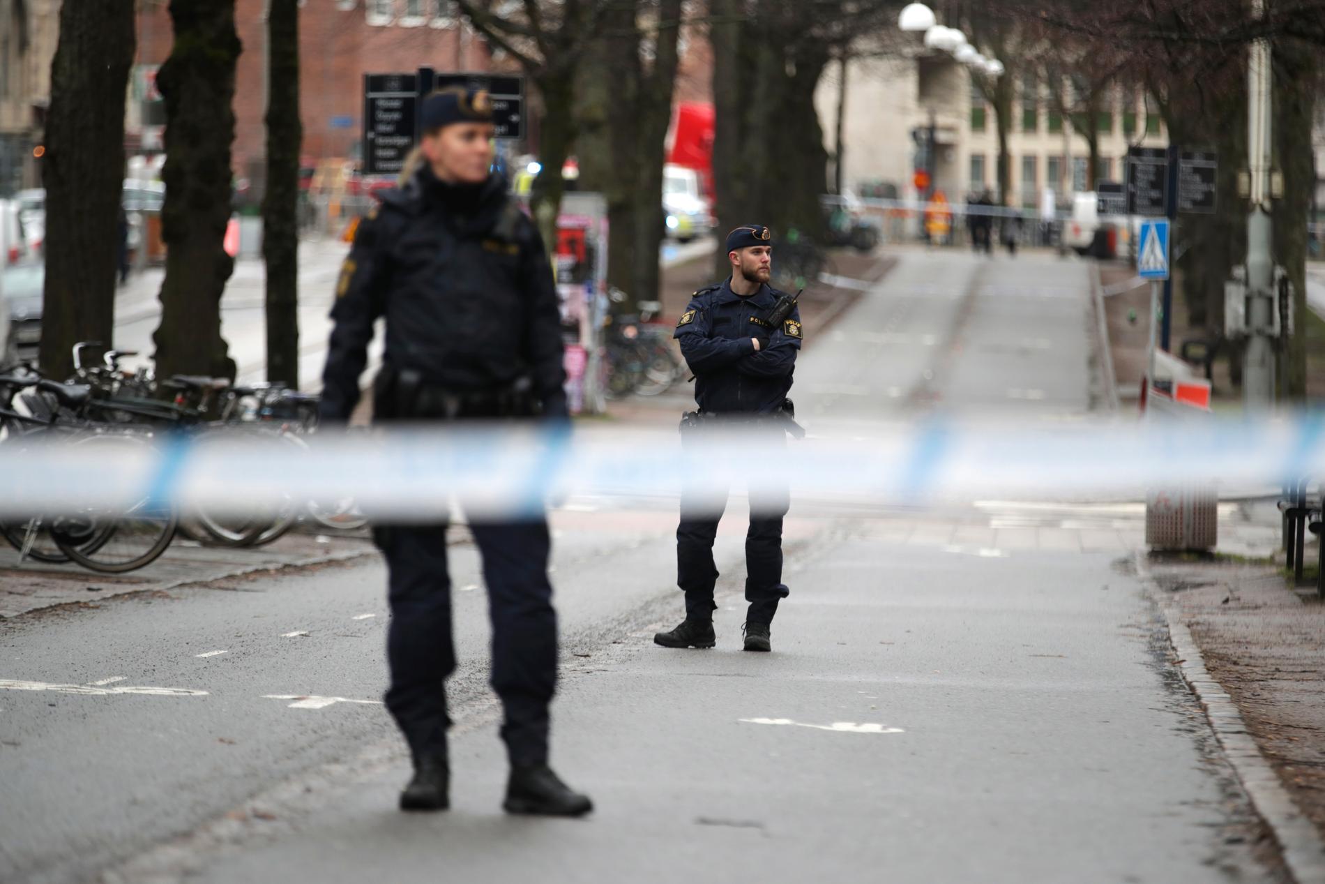 Polis på plats vid avspärrningarna, som nu hävts, i centrala Göteborg.