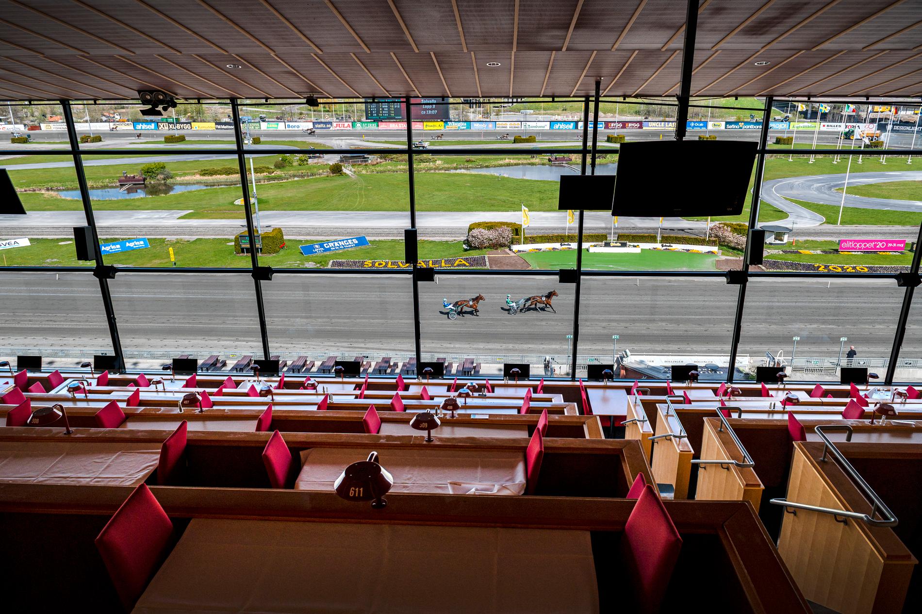 Från borden vid panoramafönstret på restaurangen kan man se ut över travbanan och lunchloppet som pågår. 