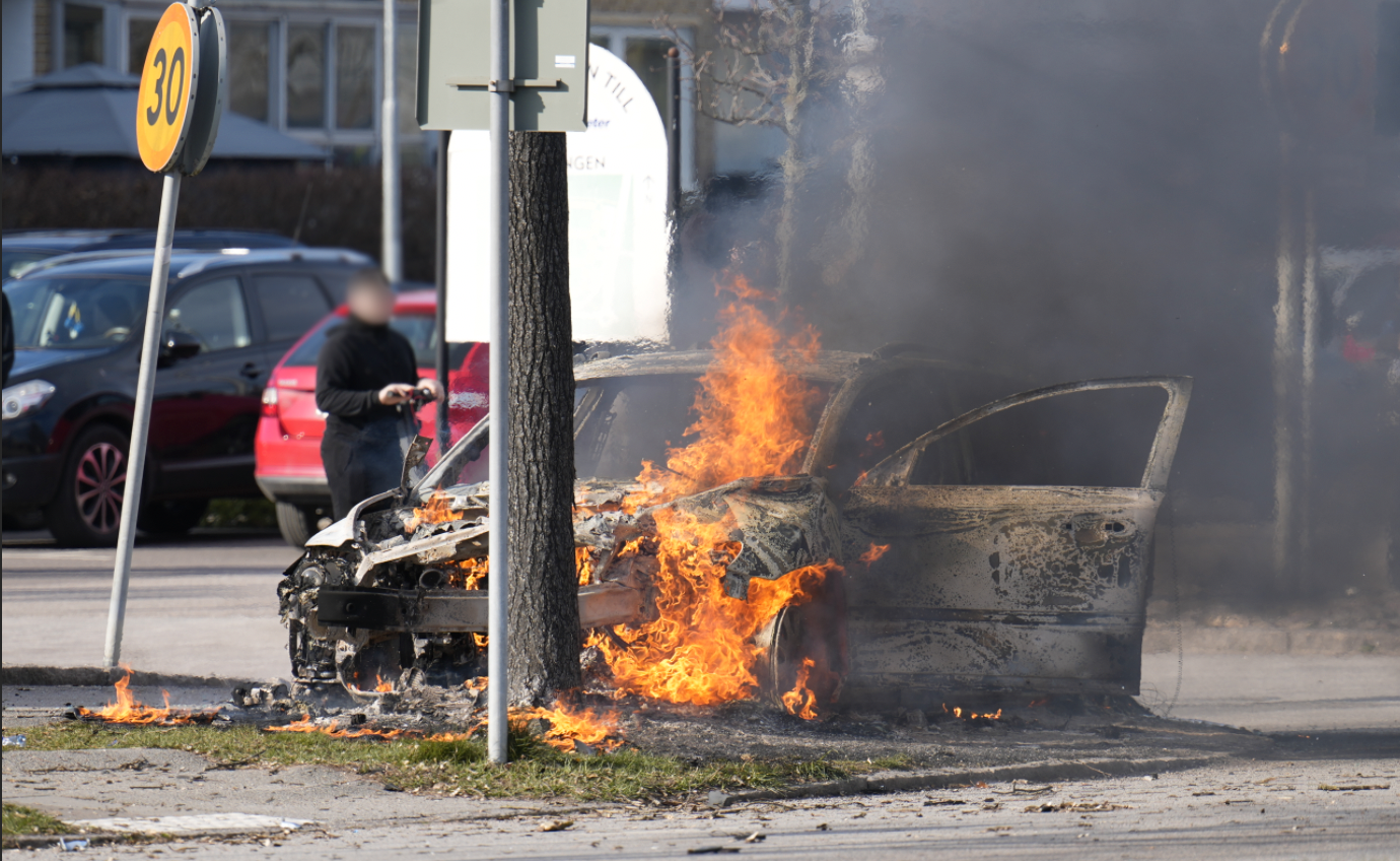 En brinnande bil i Landskrona. 