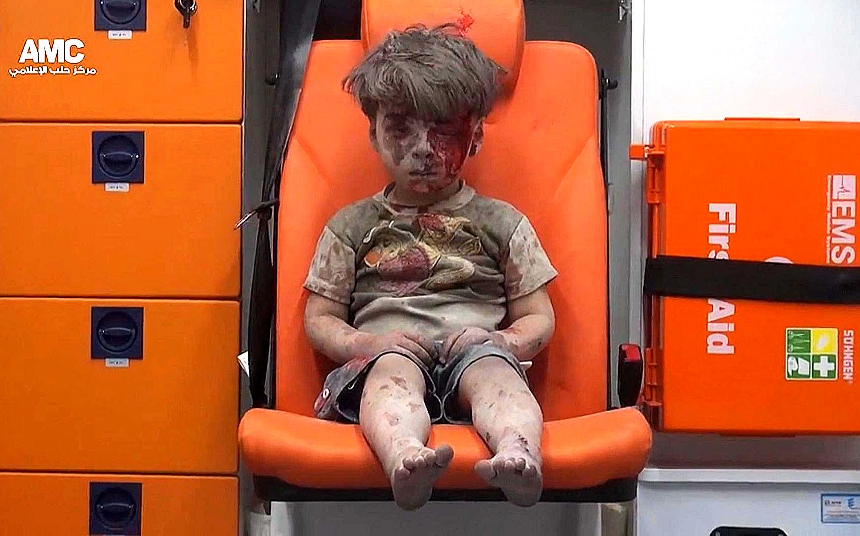 Aleppo-bon Omran Daqneeshe, 5 år, blev världskänd efter att huset han bodde i bombades av regimen eller Ryssland.