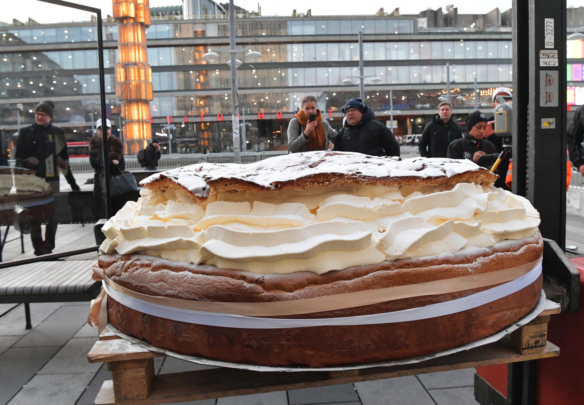 Bageriet Bake My Day försöker slå Guinness-rekord med att baka världens största semla.