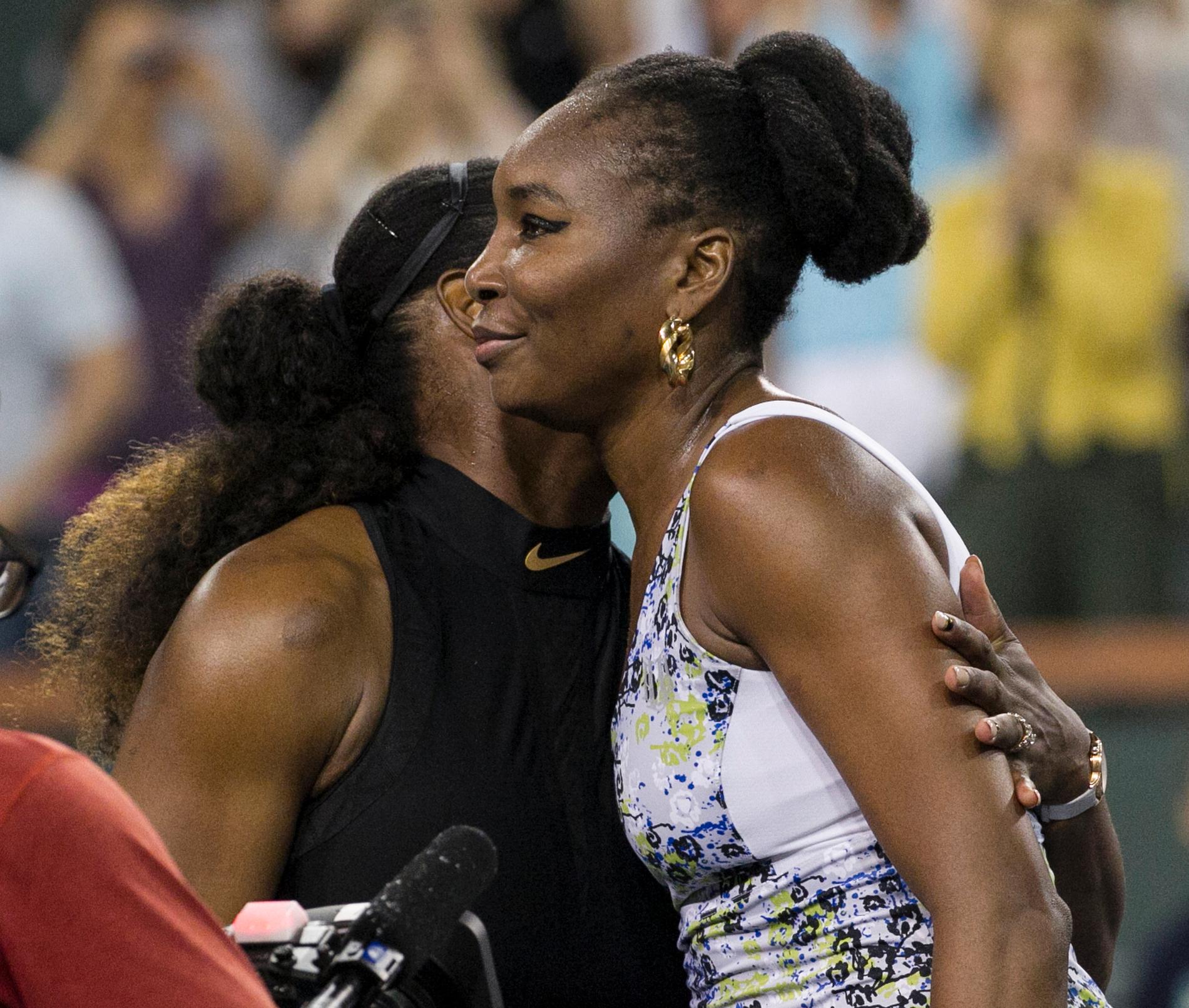 Serena Williams tvingas lämna turneringen i Indian Wells i WTA-touren efter att ha förlorat mot sin syster Venus med 6–3, 6–4.
