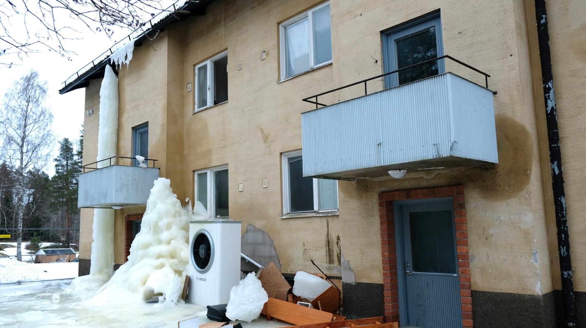 Isen smälter sakta på de fallfärdiga huset i Blötberget. Just här bor ingen längre, men grannhuset som är in nästan lika dåligt skick är fortfarande bebott.