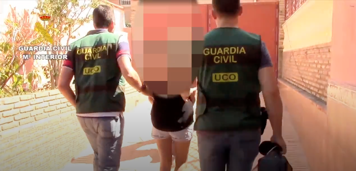 Den 35-åriga svenska kvinnan greps efter att spanska Guardia Civil slagit till mot hennes lägenhet i Benalmádena på Costa del Sol.