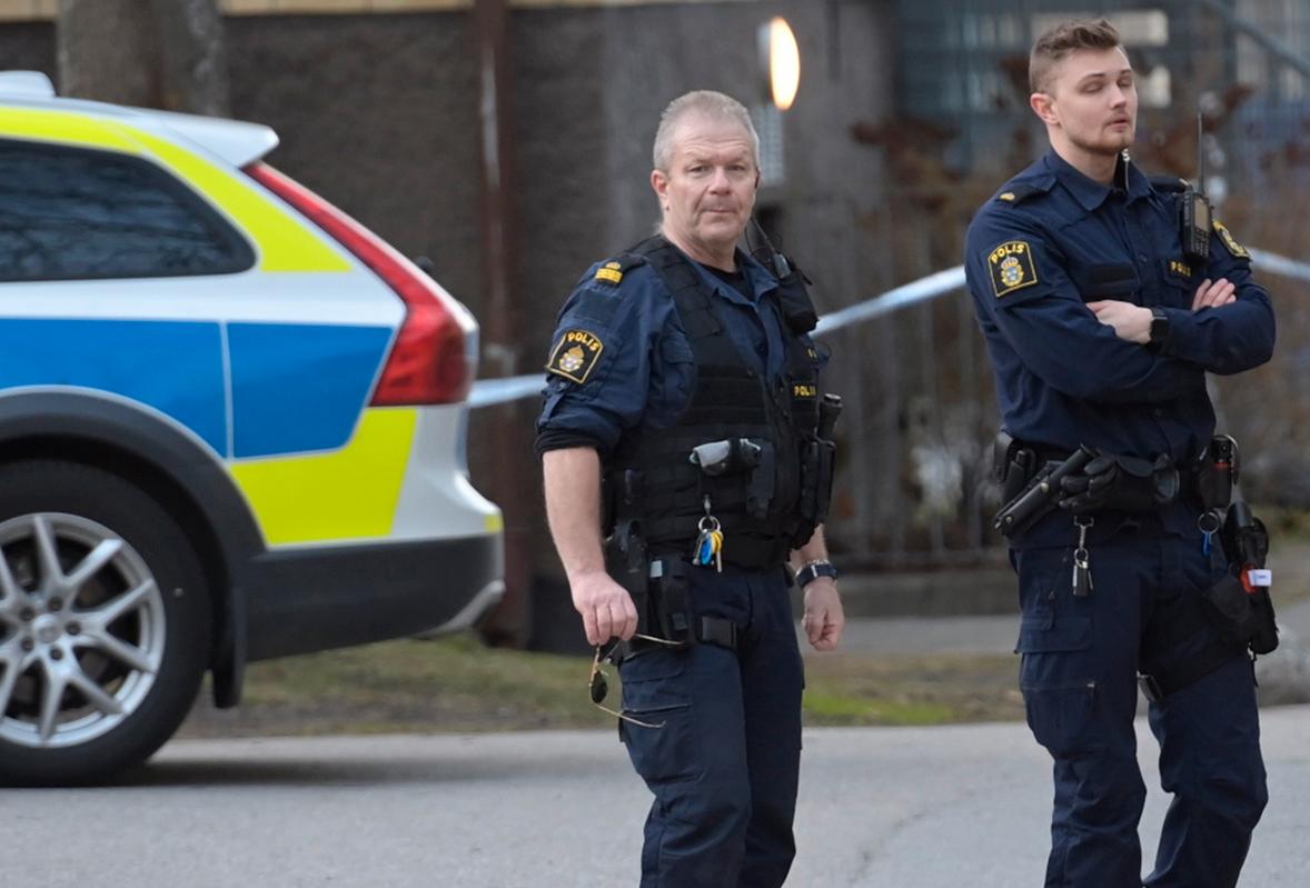 En man har knivhuggits av en annan man i centrala Rotebro, Sollentuna, enligt uppgifter till Aftonbladet. 
