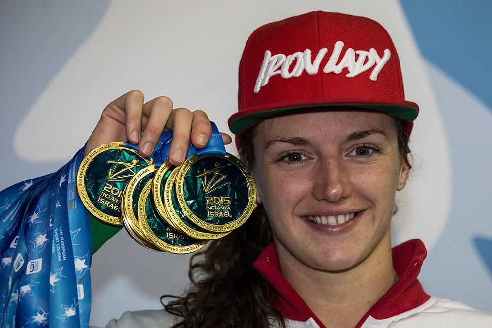 Katinka Hosszu med sina medaljer från kortbane-EM