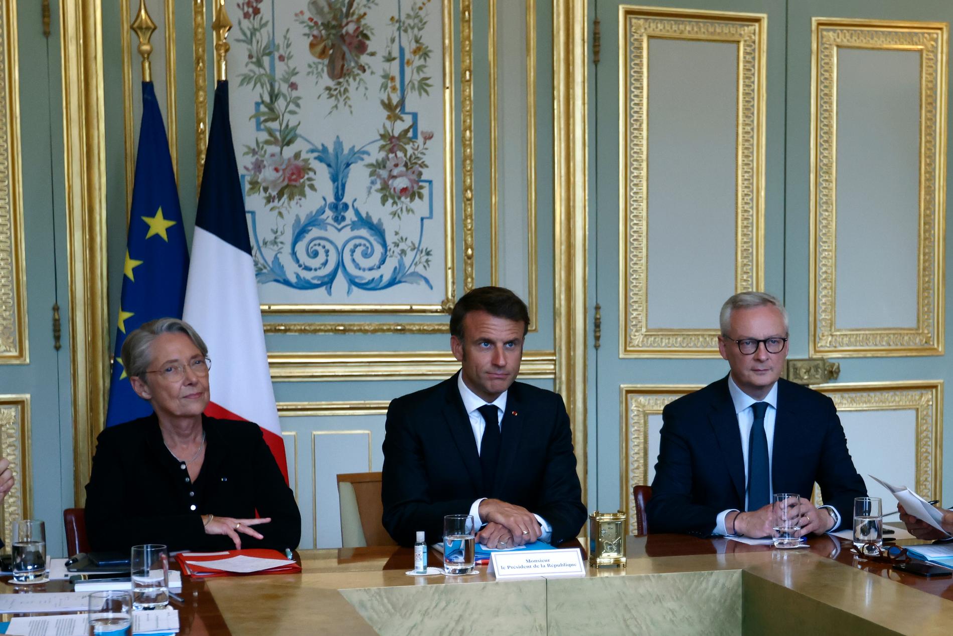 Frankrikes premiärminister Elisabeth Borne, president Emmanuel Macron och finansminister Bruno Le Maire under ett extrainsatt krismöte förra veckan.