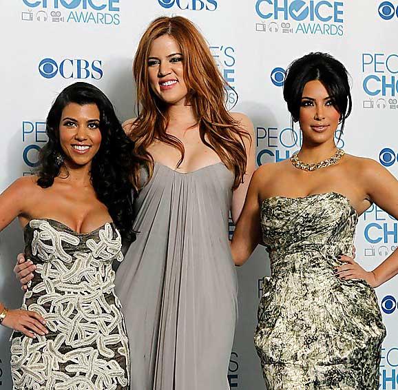 Kardashian-systrarna Kourtney, Khloe och Kim. Undrar vilket bokstav den kommande lilltösens namn kommer börja på...