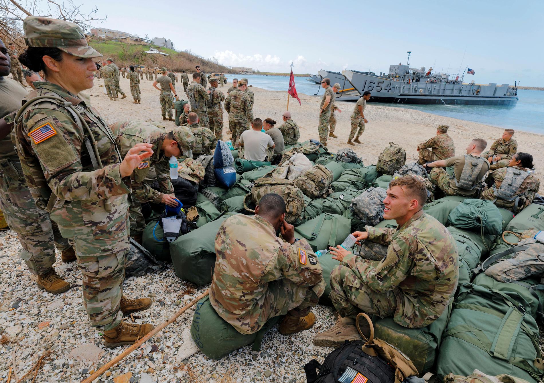 Amerikansk militär hjälper till med evakueringen på Amerikanska Jungfruöarna som väntas drabbas av Maria. 