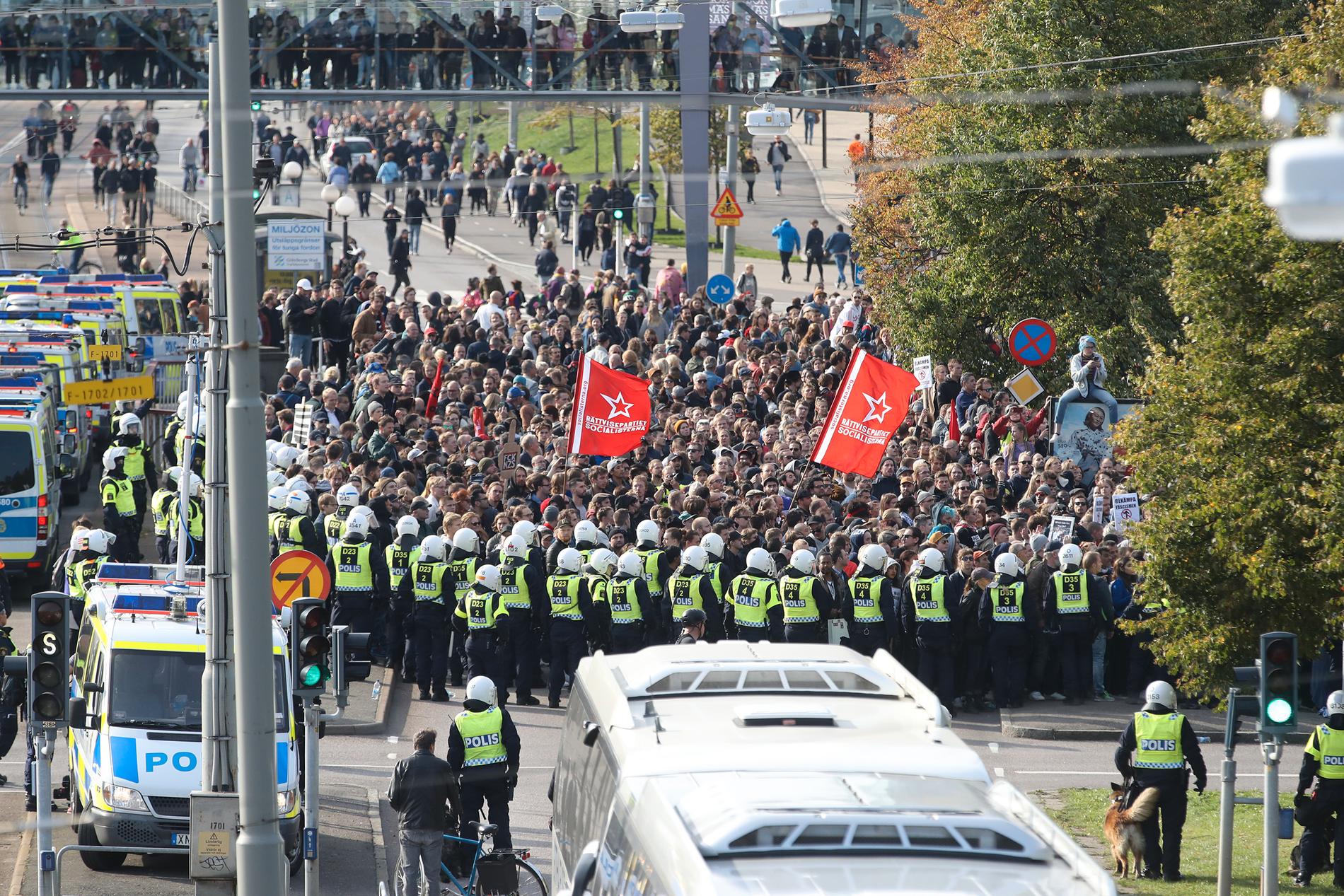 Motdemonstranter omringade av polisen vid Nordiska motståndsrörelsens (NMR) demonstration i centrala Göteborg på lördagen.