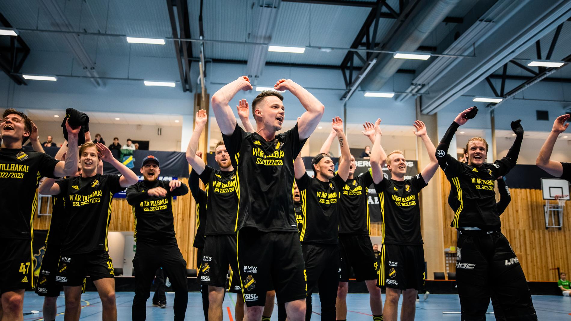 AIK-spelarna firar SSL-kontraktet. 
