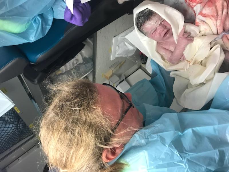 Günay Sagir födde sin dotter i ambulansen intill E4:an efter en dramatisk bilfärd mot sjukhuset. 