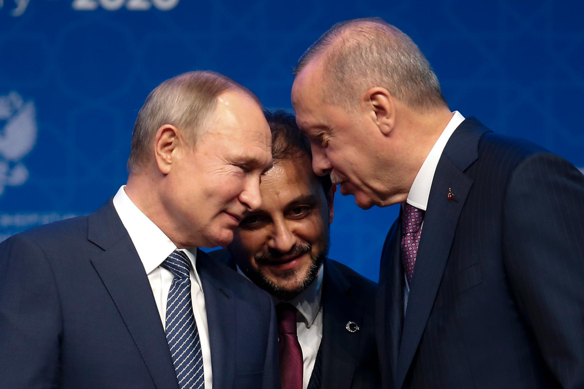 Rysslands president Vladimir Putin och Turkiets Recep Tayyip Erdogan har haft anledning att diskutera flera konflikter som länderna står på varsin sida i. Arkivbild.