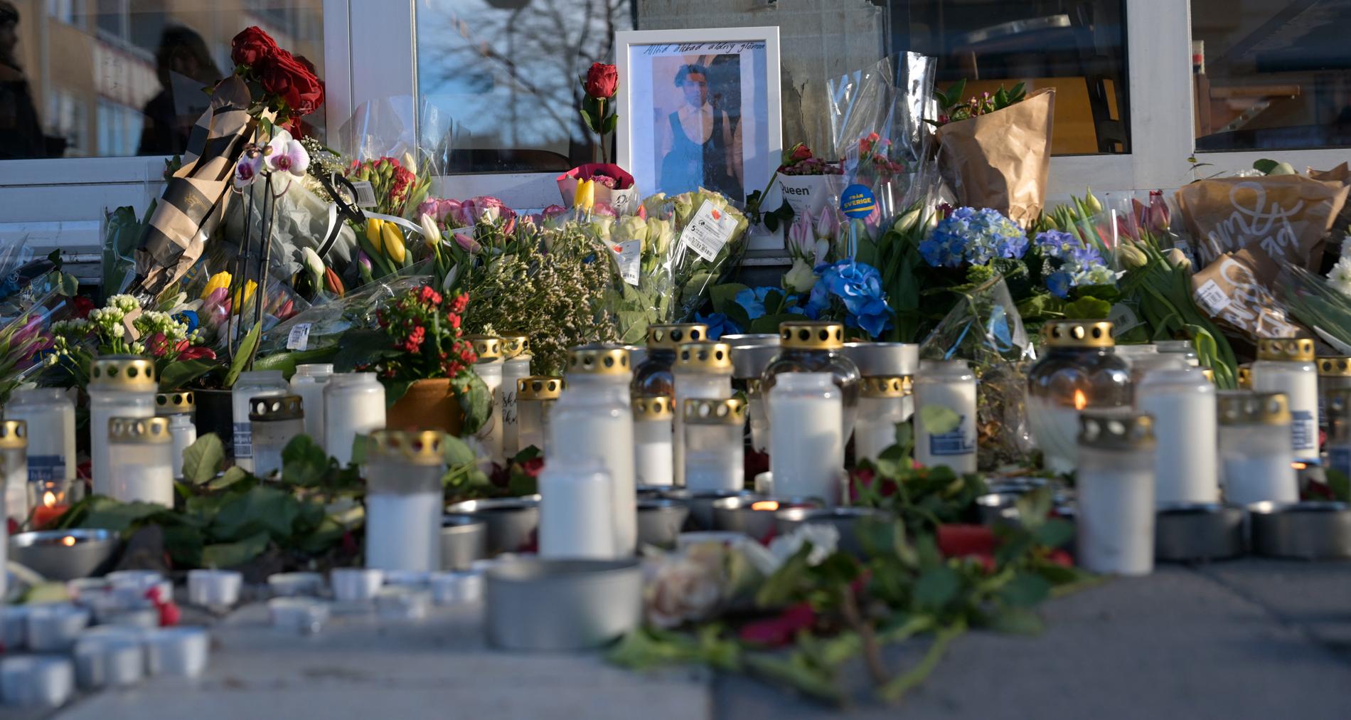 En minnesplats har skapats i Skogås Centrum efter att en tonåring sköts till döds.