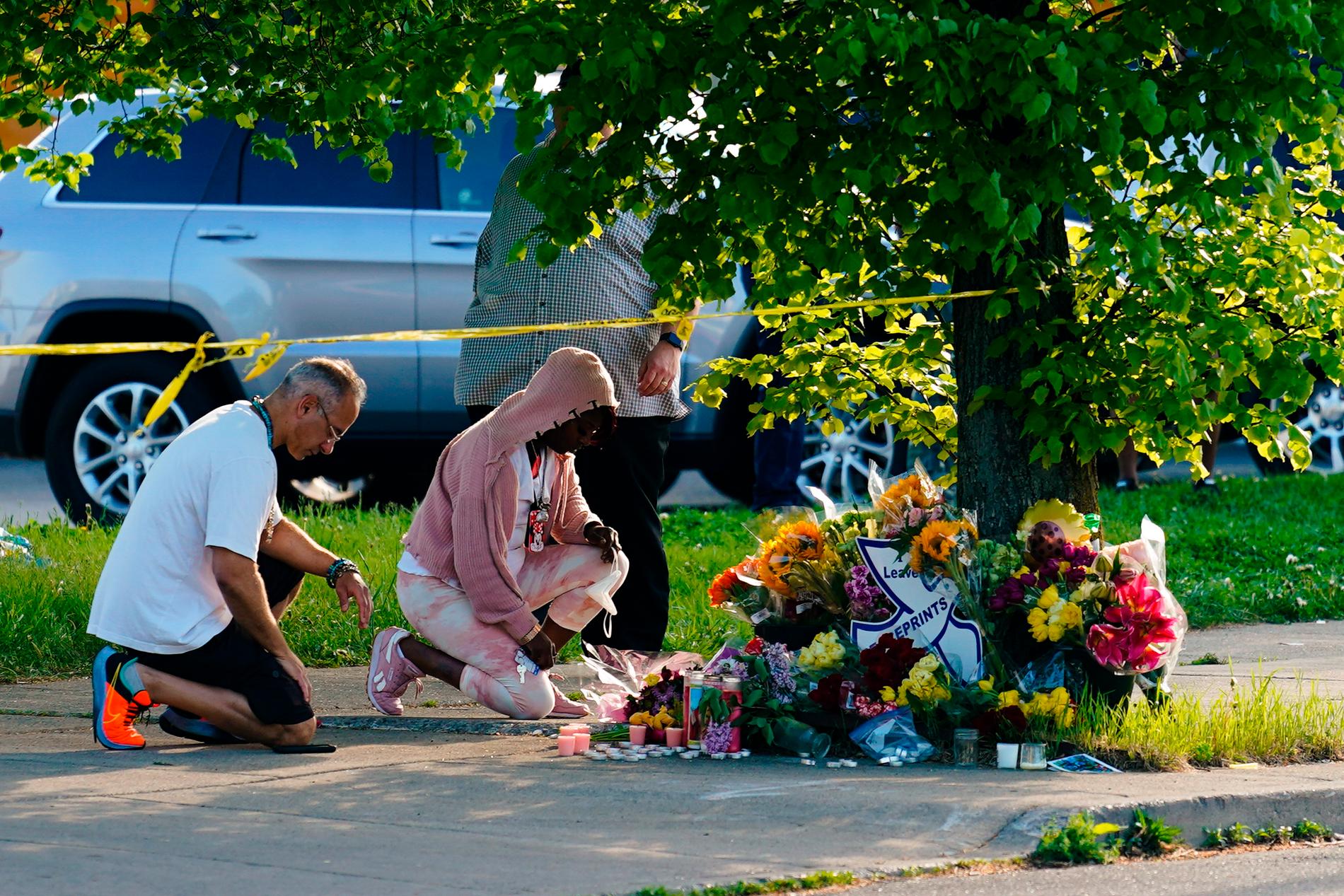 Sörjande människor har lagt ner blommor i närheten av matbutiken i Buffalo.
