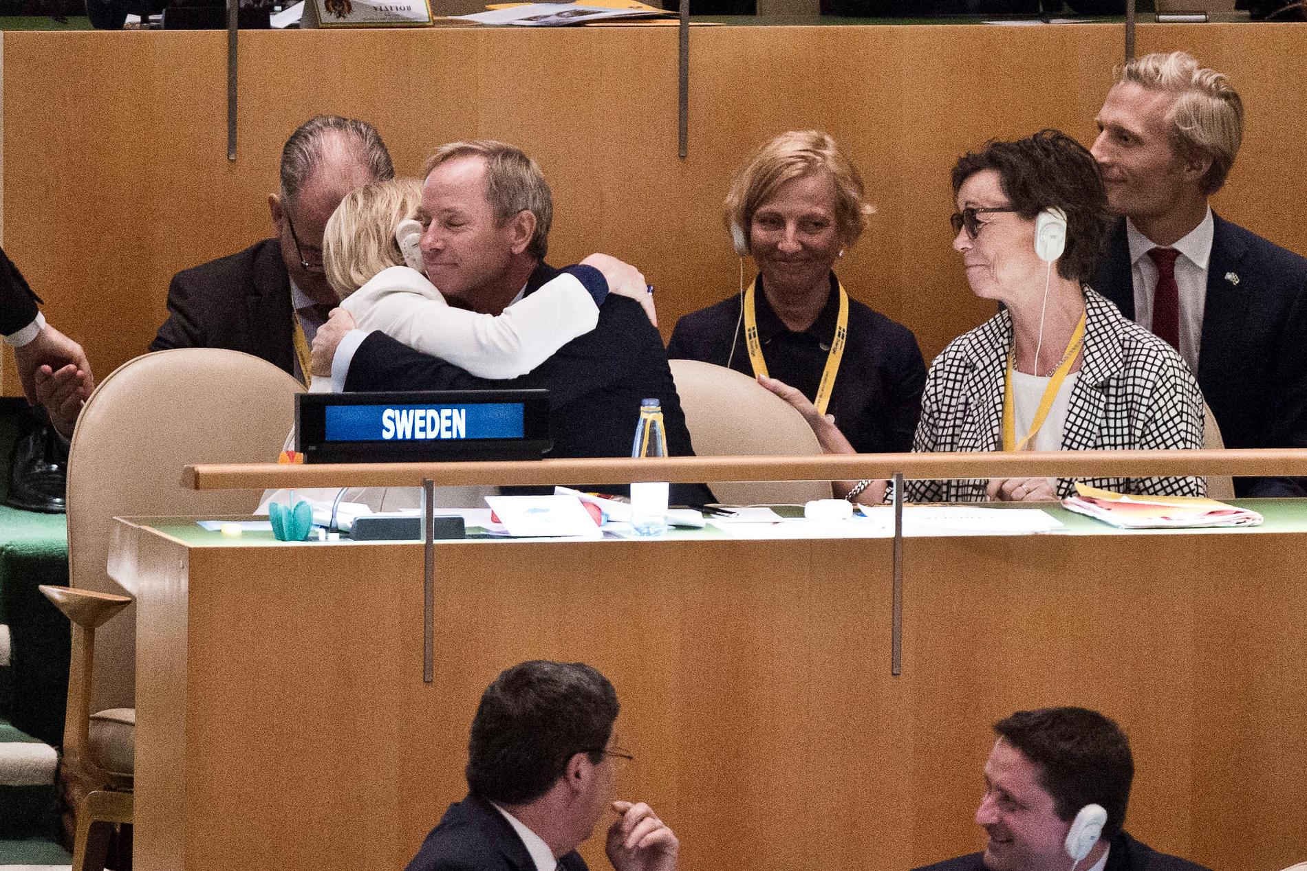 FN-ambassadör Olof Skoog, Utrikesminister Margot Wallström, och kabinettsekreterare Annika Söder kramas precis efter beskedet att Sverige valts in i FN:s säkerhetsråd.