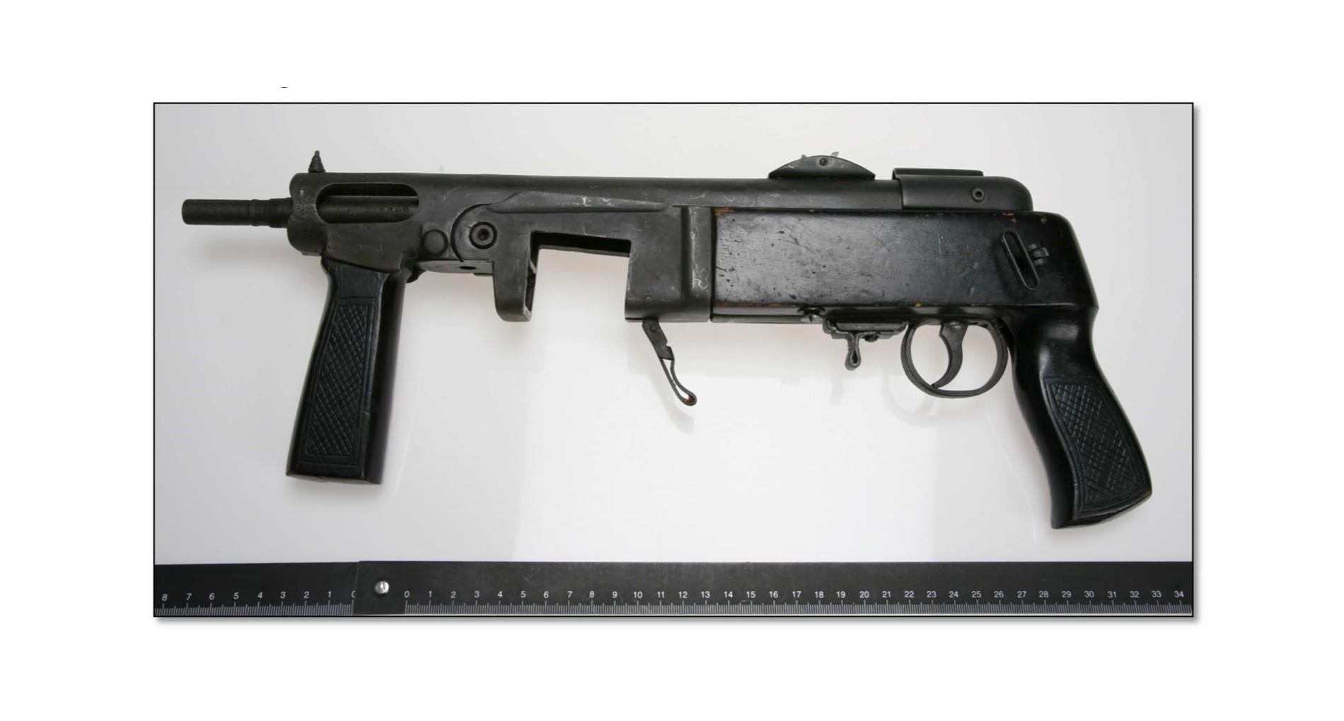 En kulsprutepistol, en skarpladdad pistol och cirka 25 kilo skarpa kulpatroner hittades i samband med en inre utlänningskontroll i Malmö (bild ur förundersökningen).